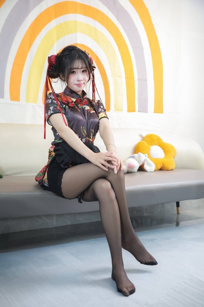 011期：薄黑丝，高跟鞋，绣花旗袍