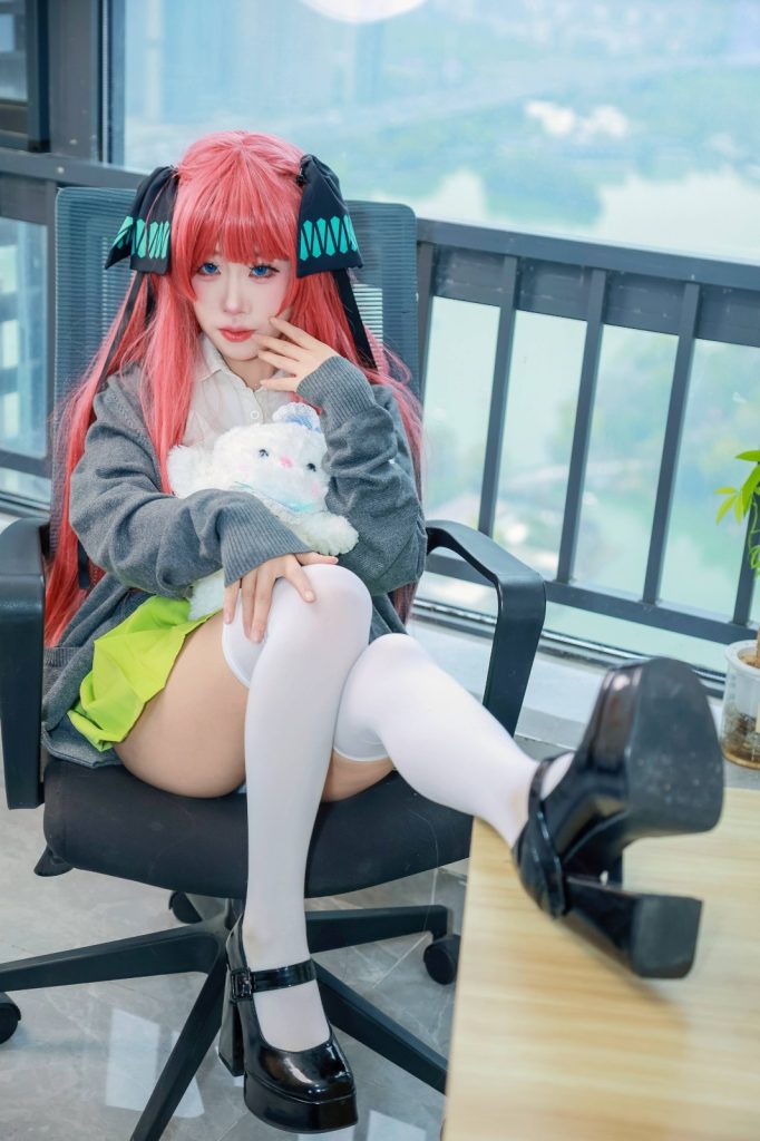 丝恋摄影 023期：厚白丝，高跟鞋，仅身衣，超短裙[290P/1V/5.48G]插图1