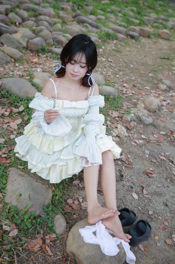 049期：厚白丝，裸足，黑拖鞋