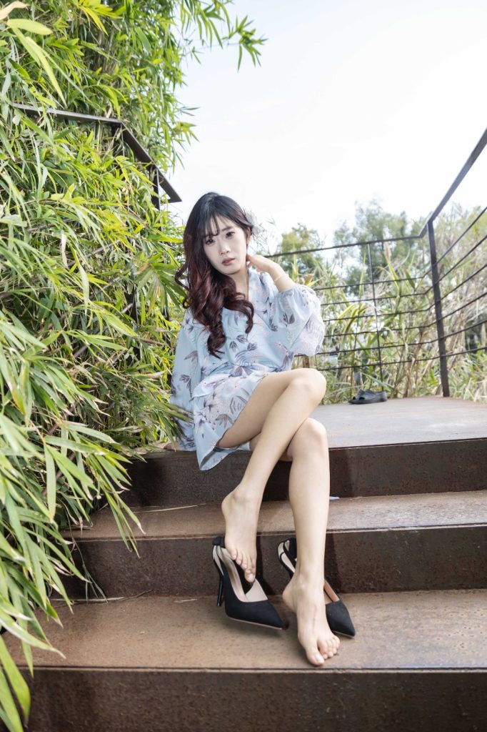 052期：裸足，高跟鞋，连衣裙