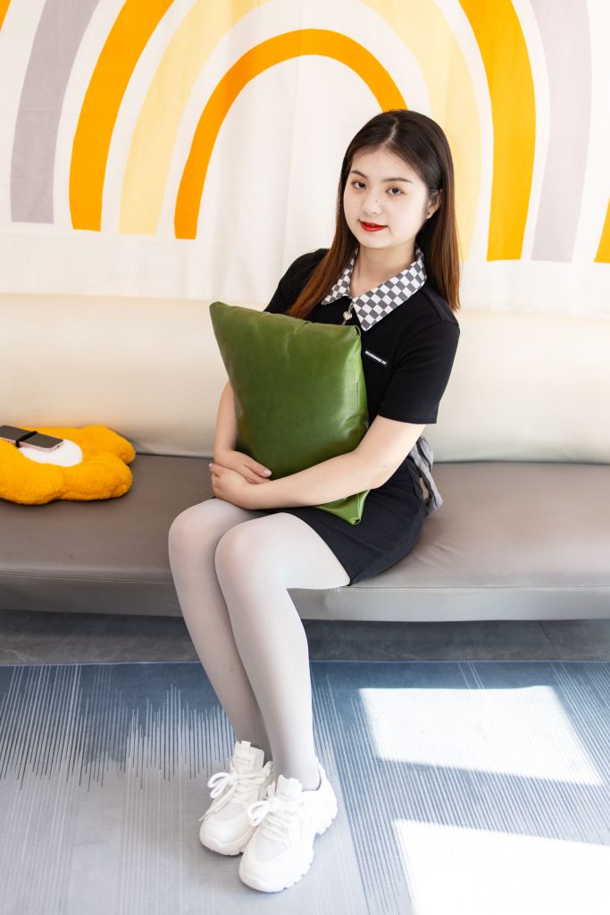 068期：薄灰丝，运动鞋，连衣裙