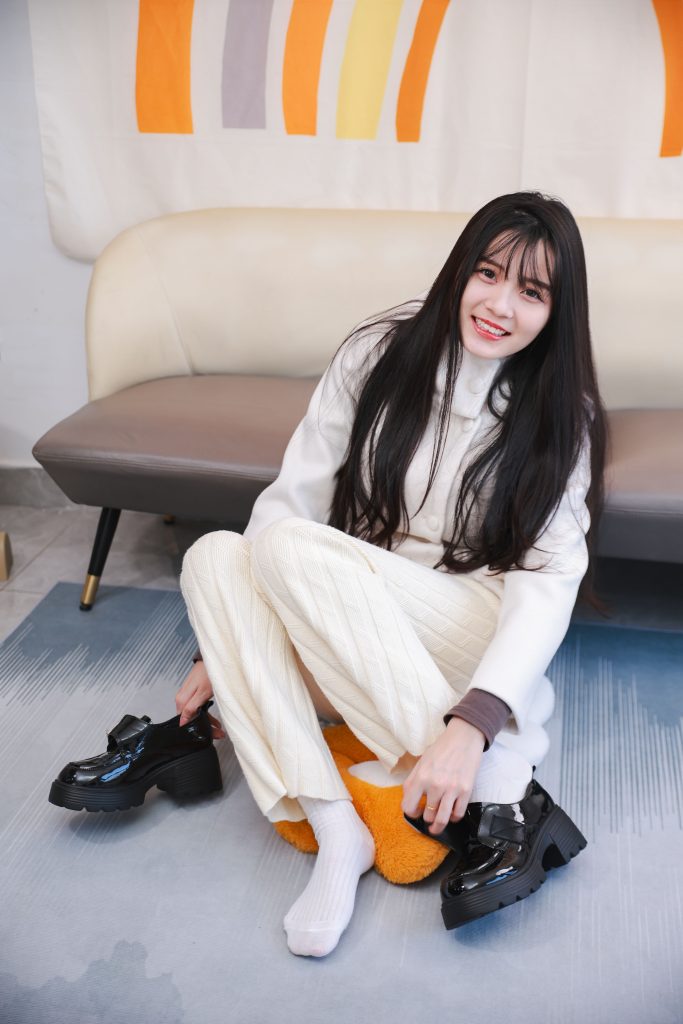 097期：白棉袜，小皮鞋，米色大衣，白色长裤