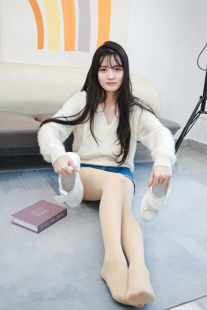 117期：厚肉丝，平底鞋，米色毛衣，短牛仔裤