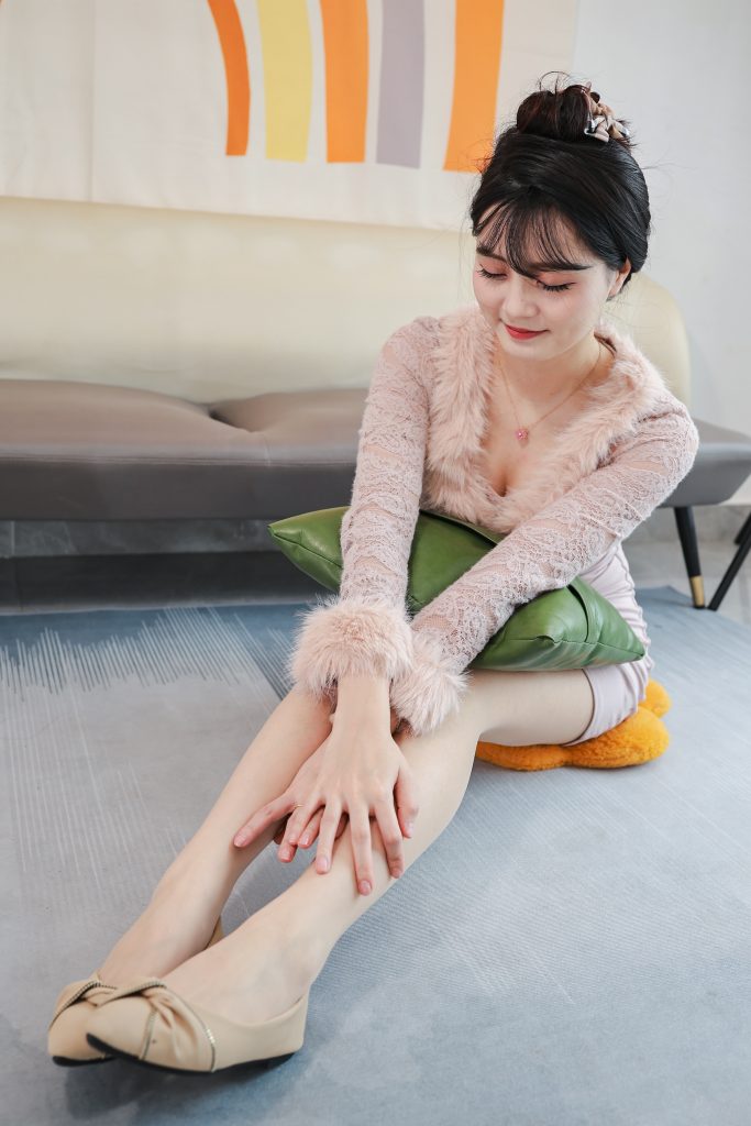 125期：薄肉丝，平底鞋，粉色连衣裙