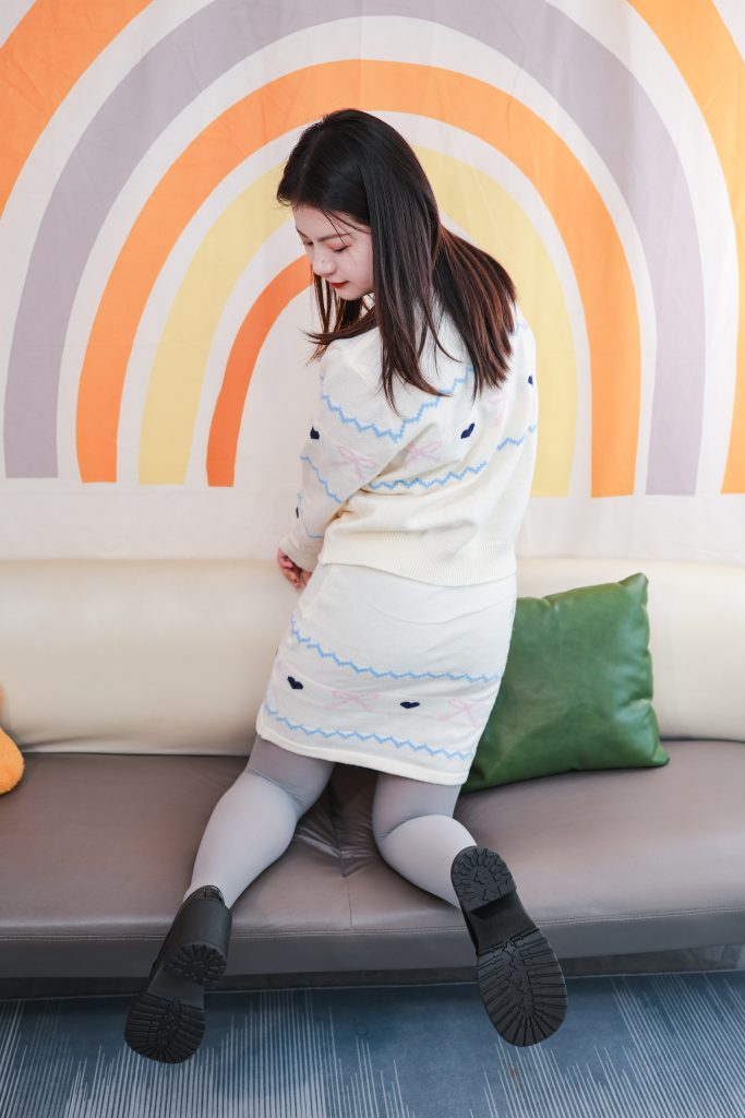 145期：薄灰丝，乐福鞋，白色紧身裙